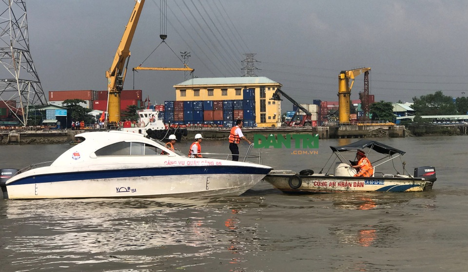 Hai tàu container tông nhau trên sông, người dân lao ra "hôi của" - 1 Cơ quan chức năng phong tỏa khu vực trên sông Đồng Nai để xử lý vụ việc.