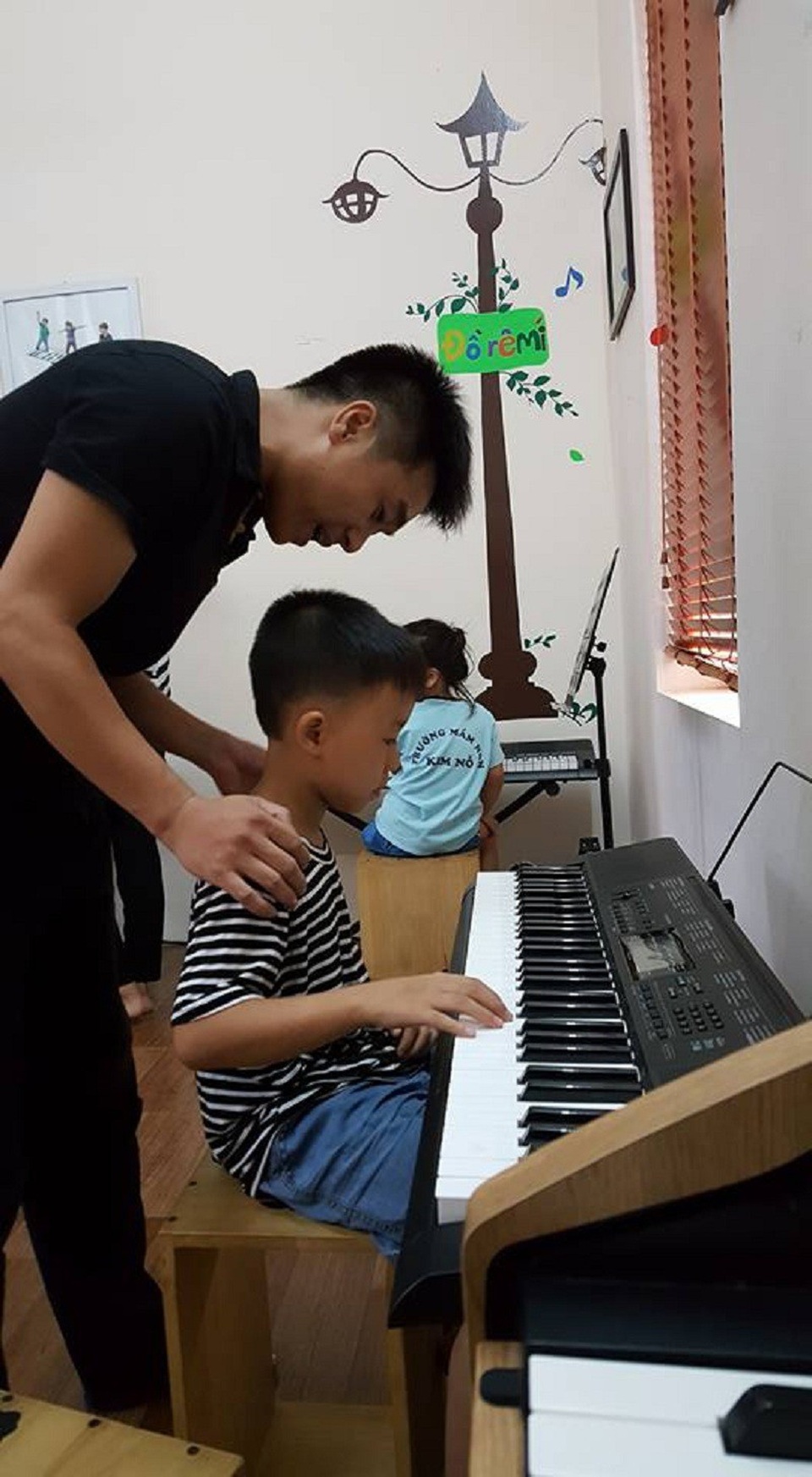 Chân dung thầy giáo nhảy "cực sung" dạy học sinh tiểu học hát - 3 Chân dung thầy giáo nhảy "cực sung" dạy học sinh tiểu học hát - 3