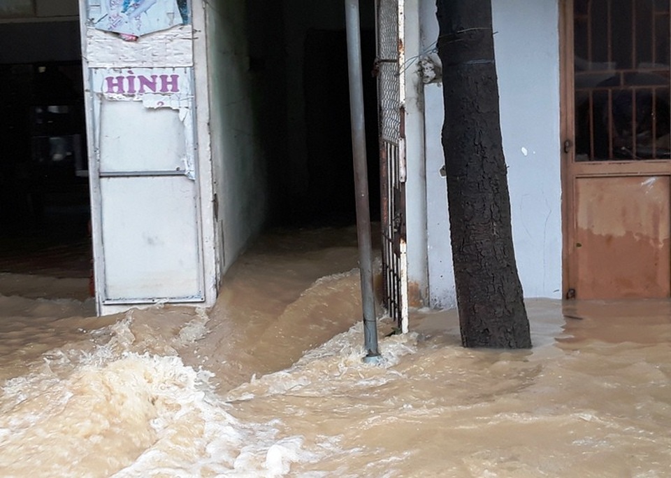 Bão vừa qua, người dân lại gồng mình chống chọi với lũ - 7 Nước từ khu vực đồng ruộng phía sau chảy cuồn cuộn qua nhà dân