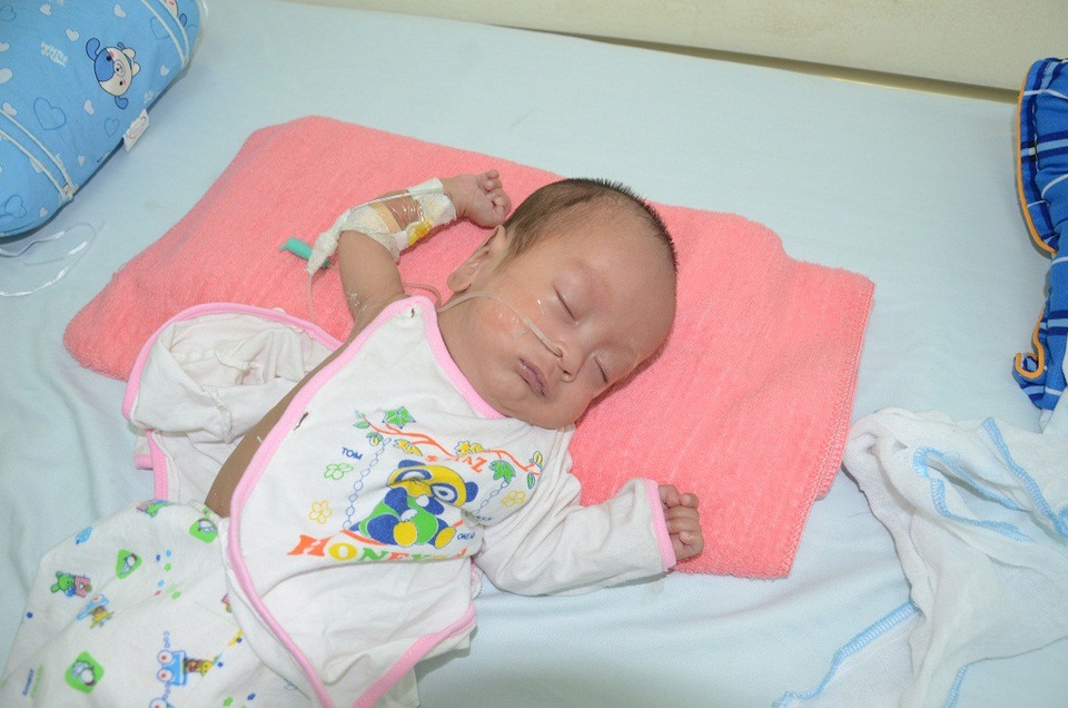 Mong manh sự sống của bé 4 tháng tuổi cùng lúc mắc tim bẩm sinh và nấm máu - 5 Để duy trì sự sống cho bé chờ phẫu thuật, mỗi ngày bé phải dùng thuốc ngoài bảo hiểm y tế lên đến 2,3 triệu đồng