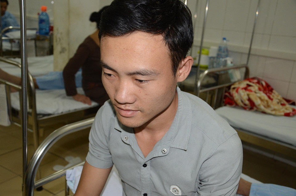 Không có tiền mổ tim lần 3, tính mạng chàng thanh niên dân tộc Thái nguy kịch - 5 Vì gia đình khó khăn, bố mẹ lại không nói được tiếng Kinh, nên chỉ có người anh trai Lò Văn Vũ chăm sóc em.