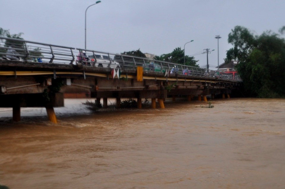 Hội An di dời dân, hàng loạt tuyến đường bị ngập sâu, nhiều địa phương bị cô lập - 5 Nước lũ cuồn cuộn chảy về, nước dâng cao rất nhanh (ghi tại chân cầu Vĩnh Điện). (Ảnh: N.L)