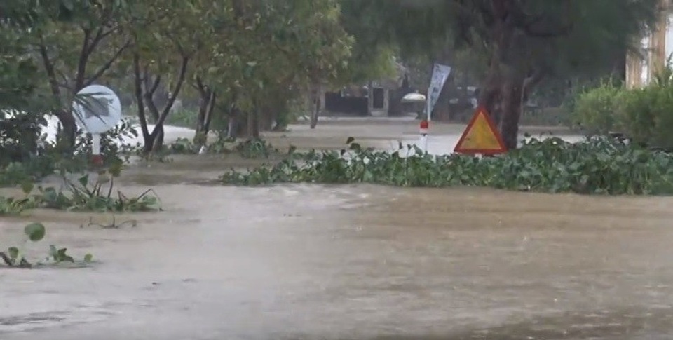 Cha chở con gái đi làm bị mất tích, nghi lũ cuốn trôi - 2 Cha chở con gái đi làm bị mất tích, nghi lũ cuốn trôi - 2