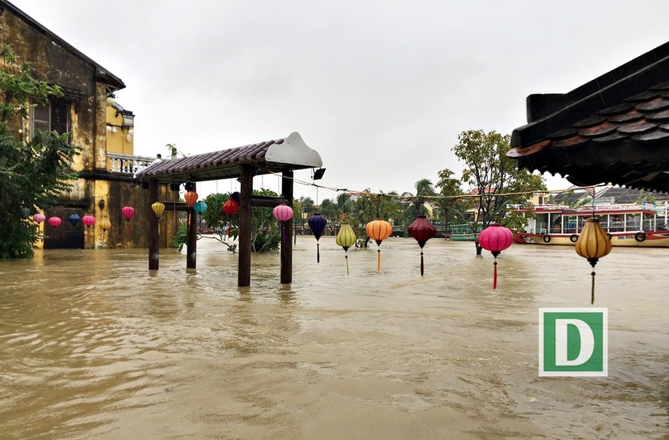 Phố cổ Hội An đối mặt với lũ lịch sử - 16 Khu vực bùng binh nơi tổ chức hô hát Bài Chòiphục vụ du khách hàng đêm chìm trong biển nước