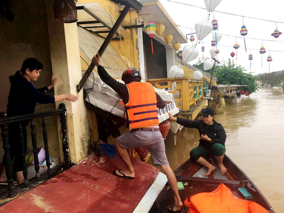 Hình ảnh nước ngập lút nhà dân ở phố cổ Hội An - 5 Người dân trèo qua mái nhà để lên tầng trên (Ảnh: Jack Trần)