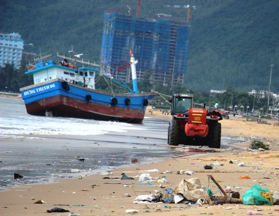 Biển Quy Nhơn xác xơ, ảm đạm sau bão dữ.