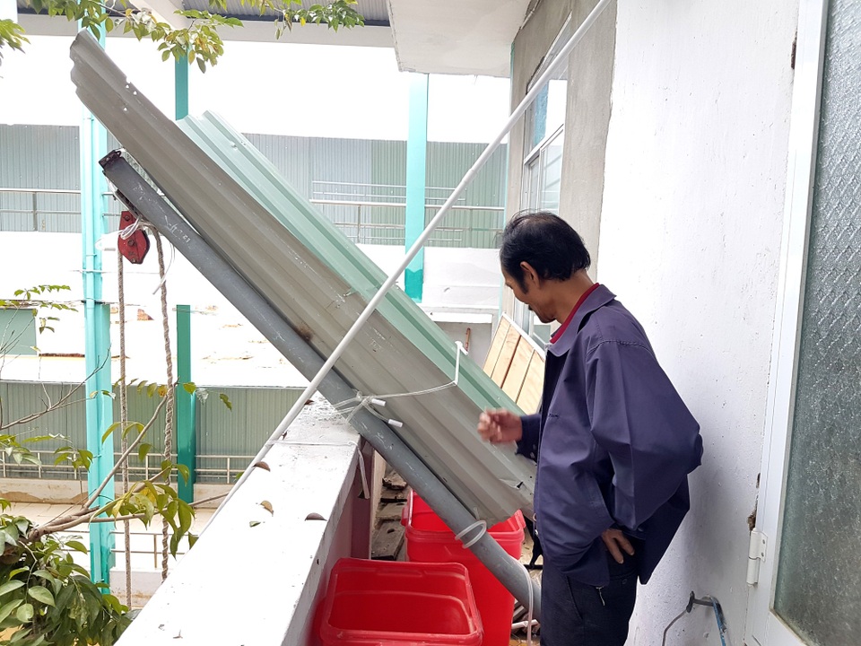 Hơn 500 bệnh nhân bị nước lũ cô lập - 5 Máng hứng nước mưa của bệnh viện để phục vụ bệnh nhân