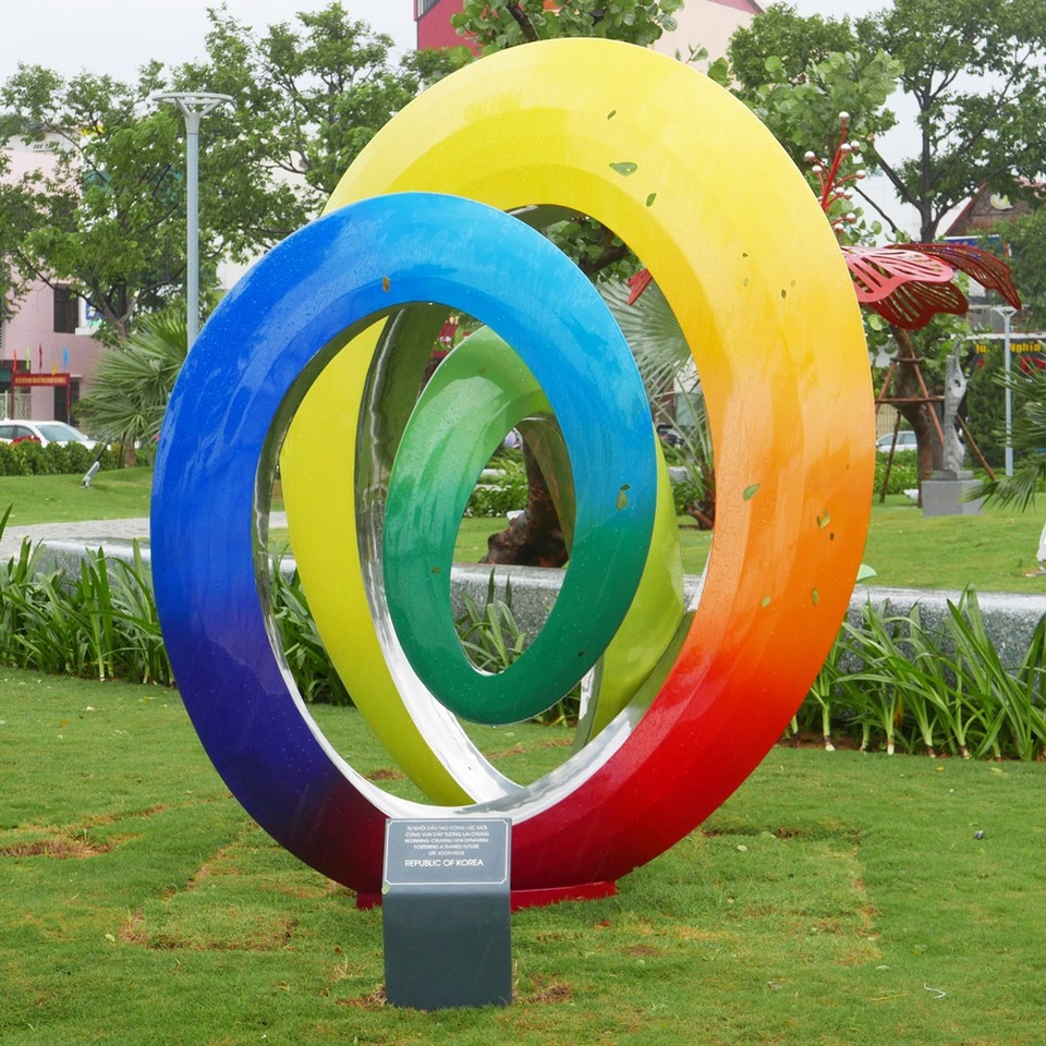 Công viên tượng 21 nền kinh tế thành viên APEC ở Đà Nẵng - 6
Tác phẩm Sự khởi đầu: Tạo động lực mới, cùng vun đắp tương lai của Hàn Quốc. 21 tượng, tác phẩm điêu khắc, tạo hình biểu trưng cho 21 nền kinh tế thành viên APEC.