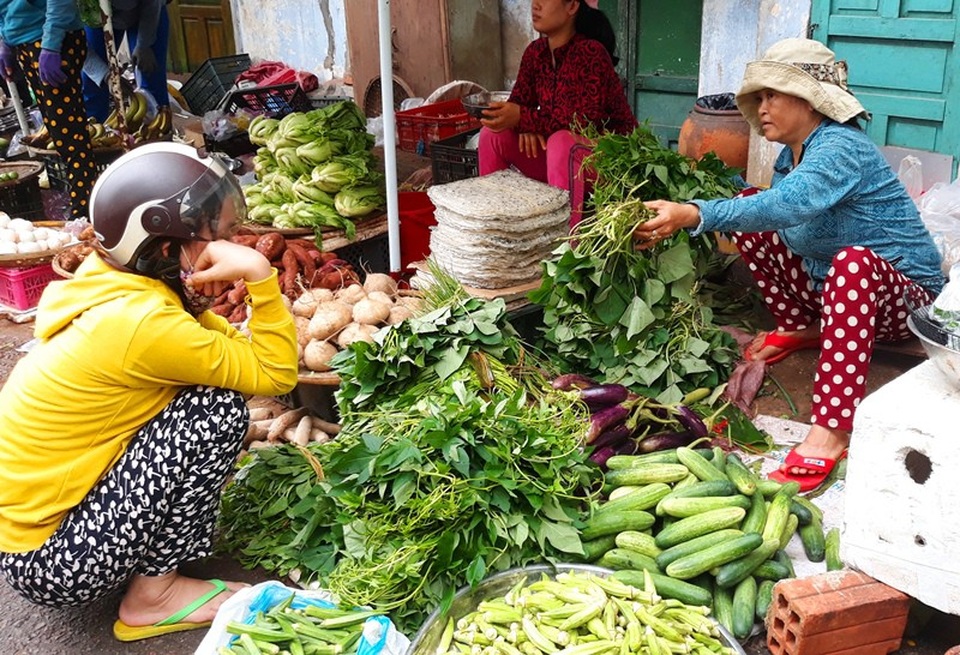 Miền Trung: Mưa lũ kéo dài, giá rau xanh tăng phi mã - 5 Giá rau xanh ở Bình Định cũng tăng cao