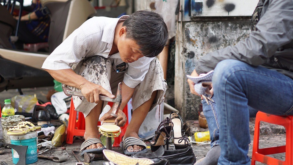 Nghỉ học từ sớm, anh ra đây phụ việc với cha để kiếm sống. Ấy vậy mà giờ anh đã ngồi ở cái góc nhỏ này 32 năm