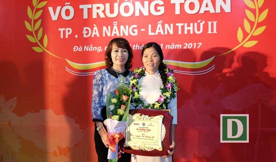 Cô giáo mầm non xin thôi làm hiệu phó vì... nhớ học trò - 1
Cô Nguyễn Thị Phượng Hải (bên phải) cùng cô Lê Thị Thu Lan - Hiệu trưởng Trường Mầm non Hoa Ban trong ngày cô Hải nhận Giải thưởng Võ Trường Toản 2017.