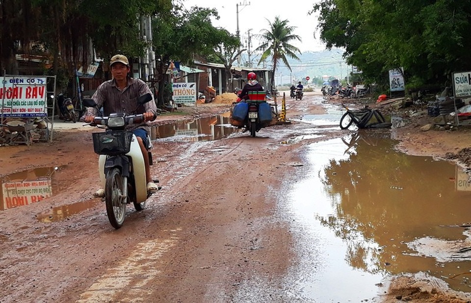 Một đoạn đường Xuân Diệu nằm ngay thị trấn Tuy Phước (huyện Tuy Phước) giáp với đường tỉnh lộ ĐT 640 bị hư hỏng nặng. Mặt đường lún, mưa xuống tạo thành những ao nước giữa đường, nhưng đến nay vẫn chưa được khắc phục khiến người dân sống 2 bên đoạn đường đang chịu cảnh nắng mưa thì lầy lội năng thì bụi.