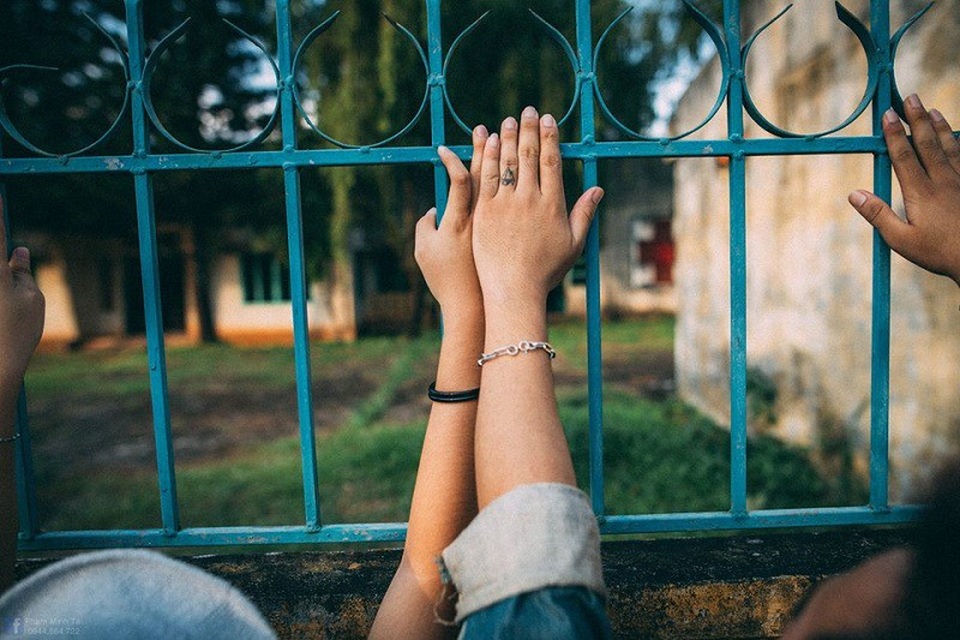 Chuyện tình yêu của cặp đôi mê xăm, chưa một lần... hôn môi - 7 Trong mắt Quỳnh, Khánh là một bạn trai hay đùa nhưng biết quan tâm và luôn nhường nhìn.