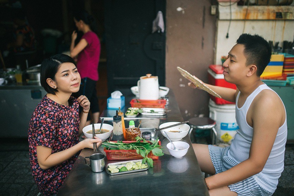 Ảnh cưới giản dị của cặp đôi yêu xa ở... quán phở, khu chung cư - 6 Ngoan cố được 1 tuần im lặng không nói chuyện, Ngọc chủ động liên hệ lại, chính lúc đó cả Ngọc và Tuấn Anh mới nhận ra cả hai đã sớm có tình cảm sâu đậm từ lâu mà không hay.