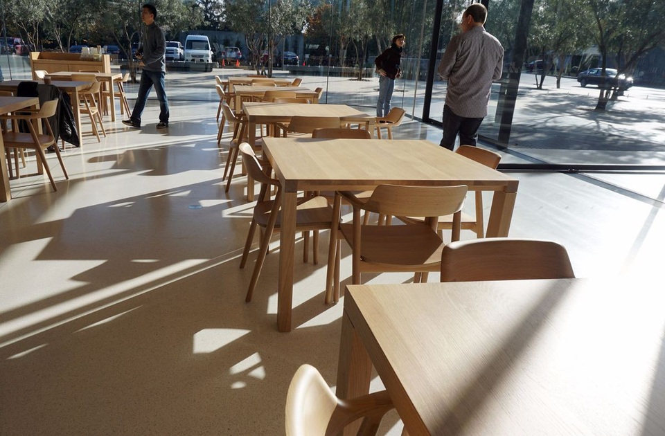 Trụ sở Apple Park chính thức mở cửa cho khách tới tham quan - 9 Khu vực ghế ngồi có phục vụ đồ ăn, uống.