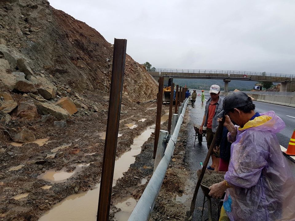 Khẩn trương khắc phục sự cố sạt lở trên cao tốc Đà Nẵng - Quảng Ngãi - 5 Công nhân đội mưa khắc phục sạt lở