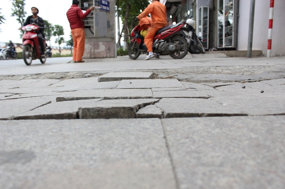 Hà Nội: Đá lát "bền vững 70 năm" vỡ nát sau hơn 1 năm sử dụng - 12 Hà Nội: Đá lát "bền vững 70 năm" vỡ nát sau hơn 1 năm sử dụng - 12