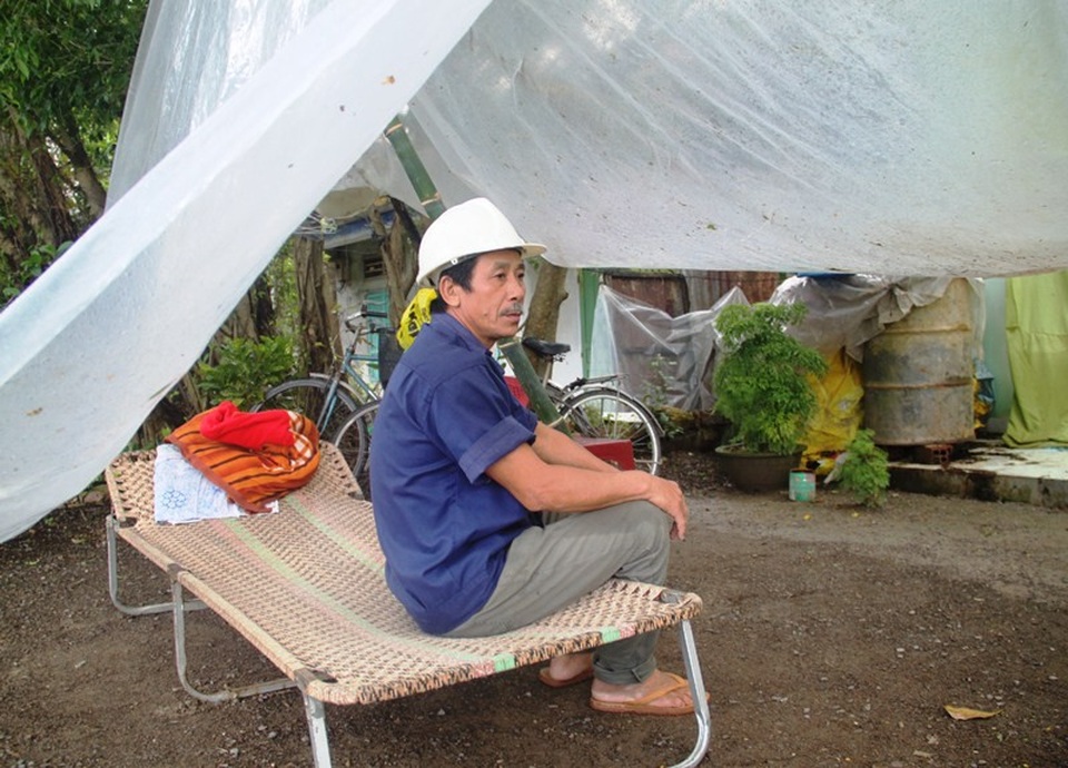 Đêm lại ông Khương che tạm tấm bạt trước sân nhà ngủ để giữ đồ đạc.