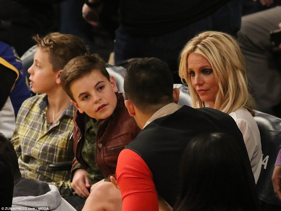 Britney Spears hạnh phúc bên bạn trai kém 13 tuổi - 5
Britney chăm chú lắng nghe bồ trẻ trò chuyện với 2 con trai của cô