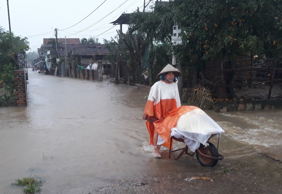 Nước lũ dâng cao, gần 3.000 nhà dân ngập nước - 5 Người dân chuyển đồ chạy lũ