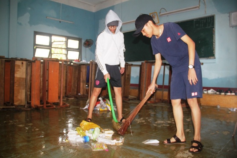 Thót tim cảnh 2 chị em lội lũ lút cổ về nhà - 9
Nước rút dần, các em học sinh Trường THPT số 1 Tuy Phước 1 (huyện Tuy Phước) đến trường dọn bùn để chuẩn bị đi học lại.