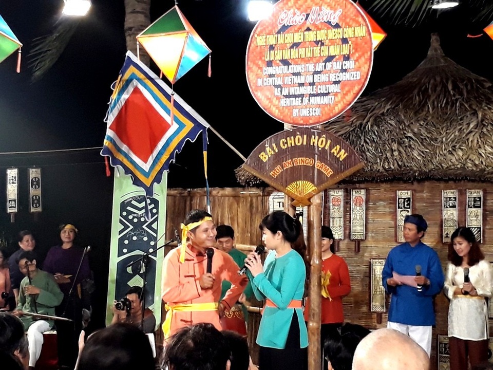 Nghệ nhân hô Bài Chòi Hội An hội tụ mừng sự kiện thành Di sản thế giới - 5 Các nghệ nhân hô Bài Chòi phục vụ khán giả