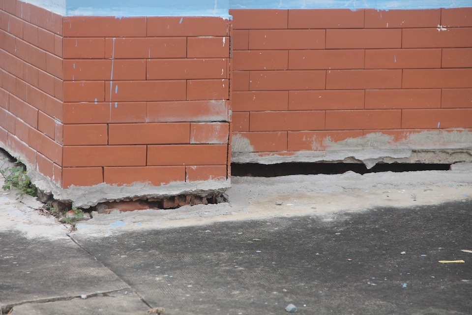 TPHCM: Dân tháo chạy khỏi... khu nhà ở tái định cư - 5 Nền chung cư bị nứt dài và rộng… trông rất nguy hiểm