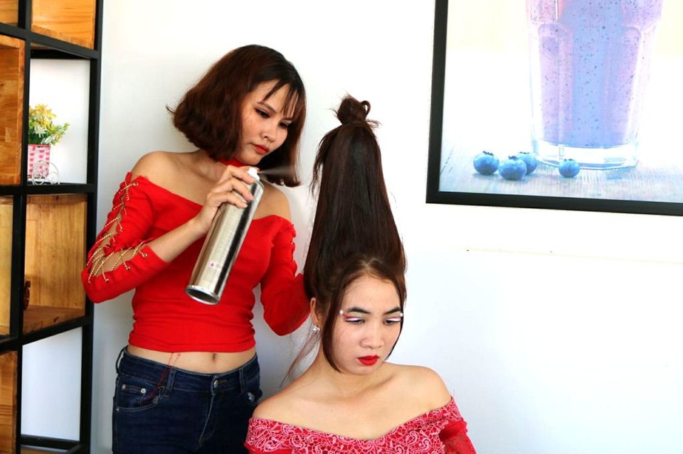 Bất ngờ với bộ tóc “nhấp nháy” đón Giáng sinh - 5 Cố định tóc bằng lớp keo xịt