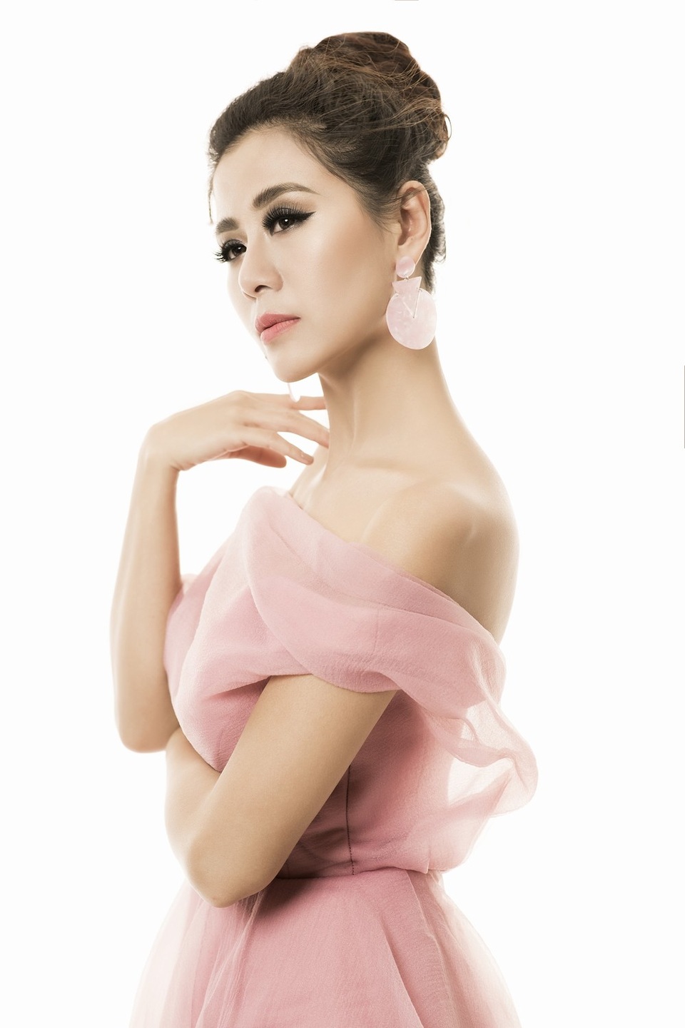 Diện đầm trễ vai, "Kiều nữ làng hài" Nam Thư cuốn hút dưới mọi góc nhìn - 2