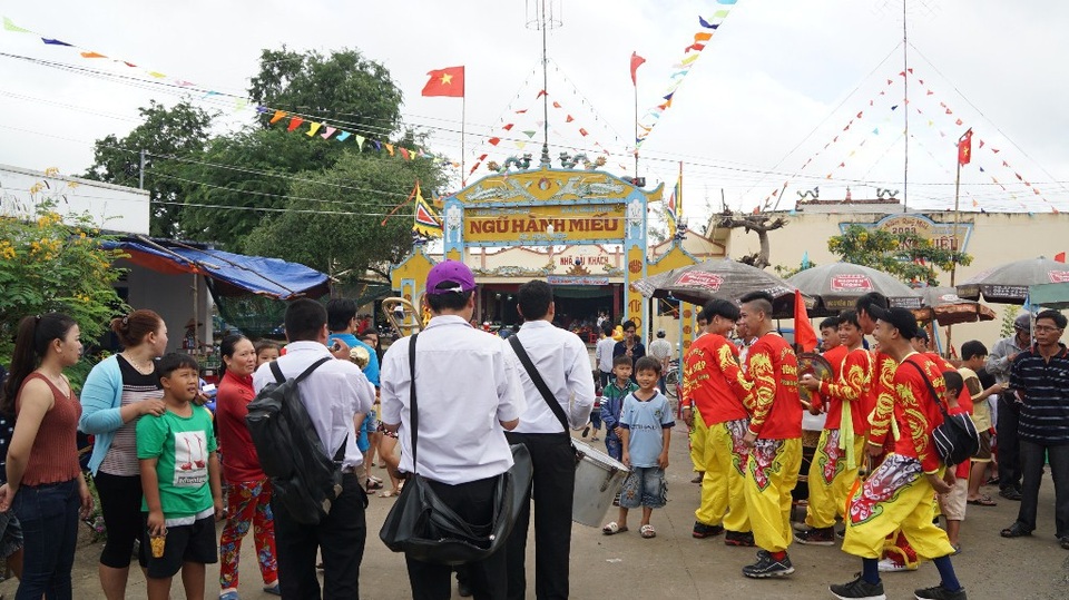 Tan bão, Cần Giờ lại náo nhiệt với lễ hội Nghinh Bà - 3 Bên ngoài miếu đông vui với nhiều hoạt động