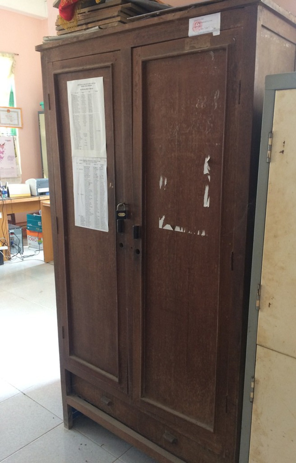 Vụ huân, huy chương “ngủ” trong tủ: Kiểm điểm tập thể lãnh đạo và cá nhân sai phạm - 2 Cả trăm huân, huy chương gia đoạn từ 1979 đến những năm 1987 bị bỏ quên trong cái tủ đựng hồ sơ của UBND thị trấn Ba Chúc