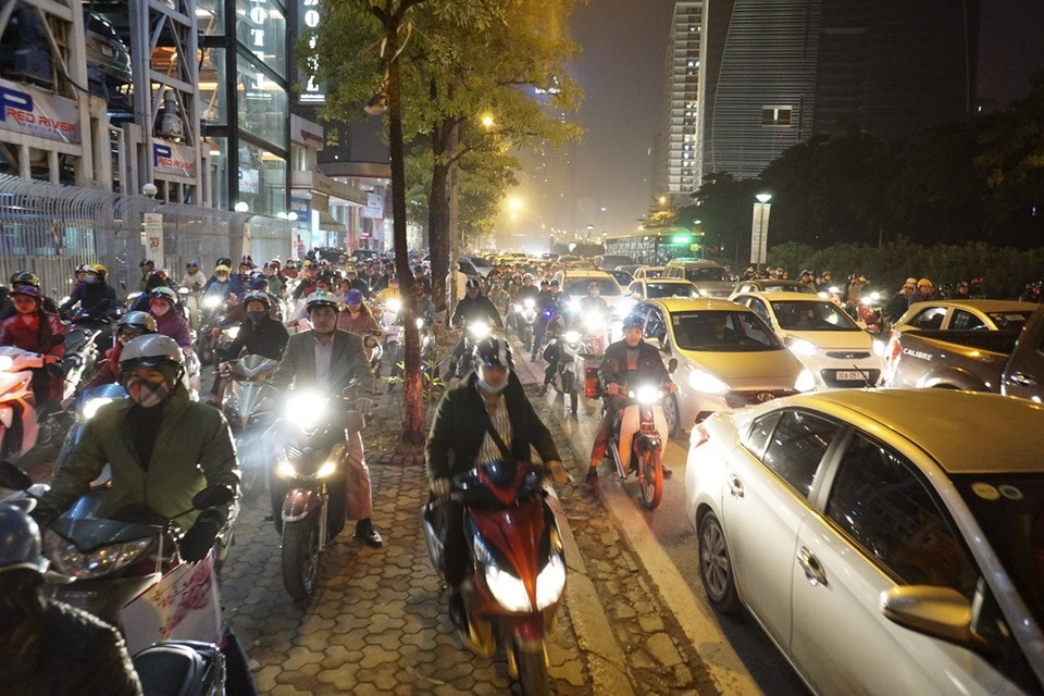 Hình ảnh đường phố Hà Nội kín đặc phương tiện ngày cuối năm - 5
Đường Lê Văn Lương ùn tắc nặng, phần lớn lòng đường là ô tô, dồn ép phương tiện hai bánh đi lên vỉa hè.