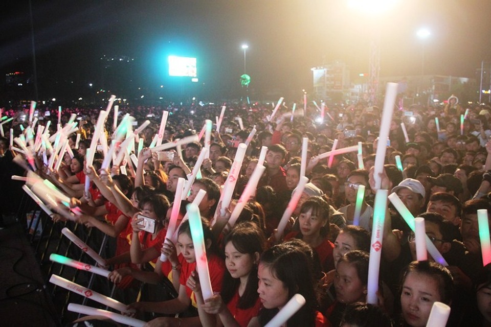 Người dân nô nức xuống phố đón năm mới 2018 - 6