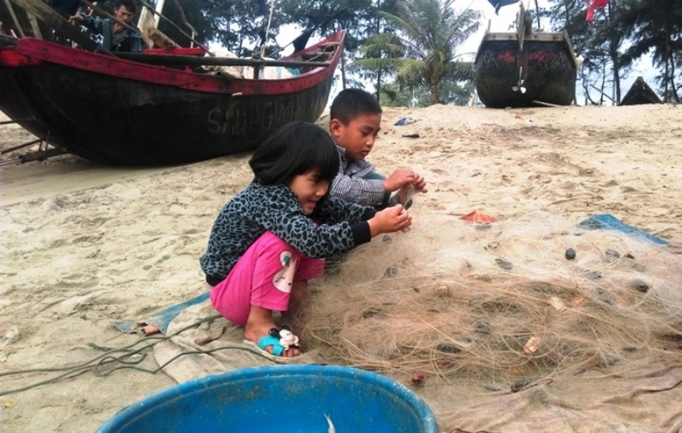 Trúng lớn mùa cá khoai đầu năm, ngư dân “hái” bạc triệu mỗi ngày - 5 Những em nhỏ giúp bố mẹ gỡ lưới sau chuyến đi đầu năm