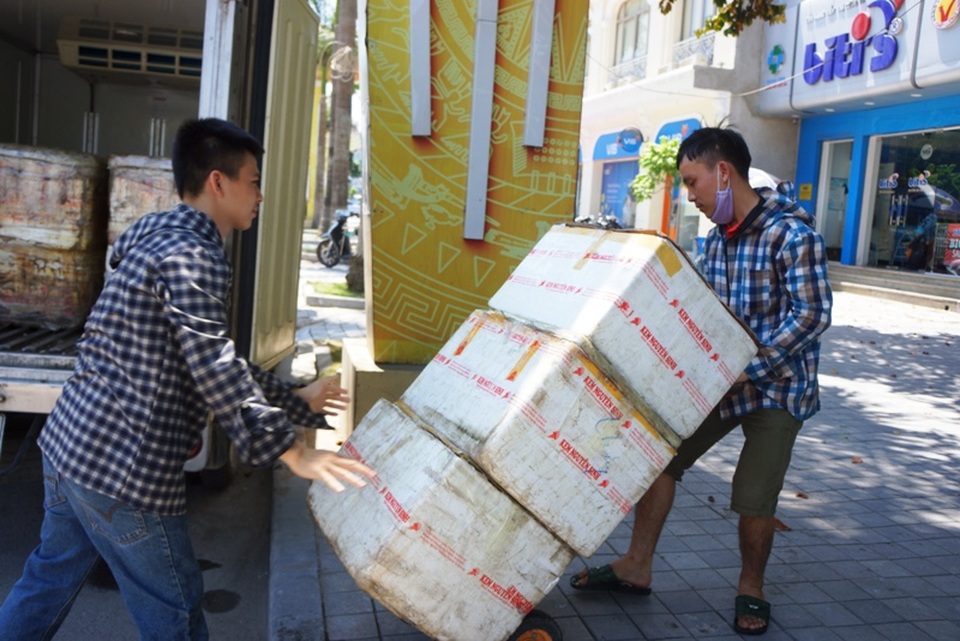 Những người lao động mưu sinh dưới “chảo lửa” miền Trung - 4 Những người lao động mưu sinh dưới “chảo lửa” miền Trung - 4