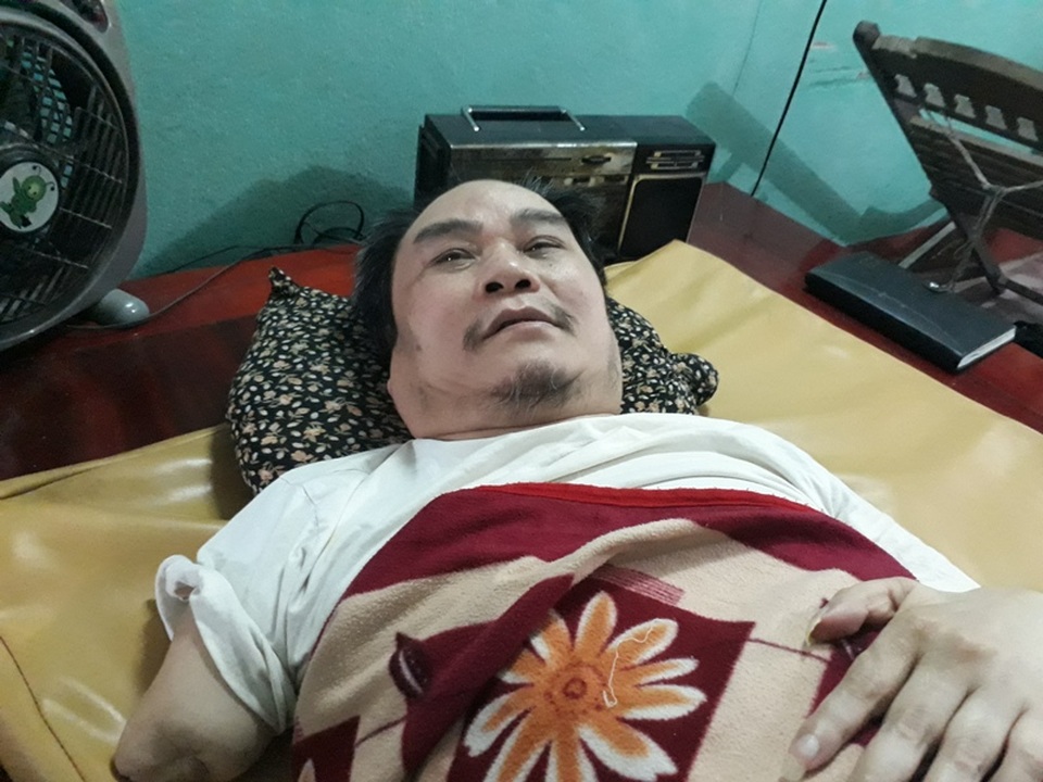 Nguyện làm “đôi chân” cho anh suốt đời - 5 Vượt qua nỗi đau thể xác, ông Khanh luôn sống lạc quan, yêu đời