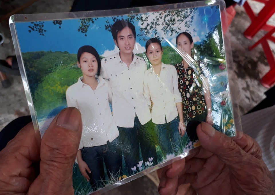 Du học sinh tử vong tại Nhật: "Mẹ góa con côi" và tột cùng bất hạnh! - 4 Ông nội Quân ngồi bần thần bên di ảnh cháu Hình ảnh Nguyễn Đình Quân (người đứng giữa)
