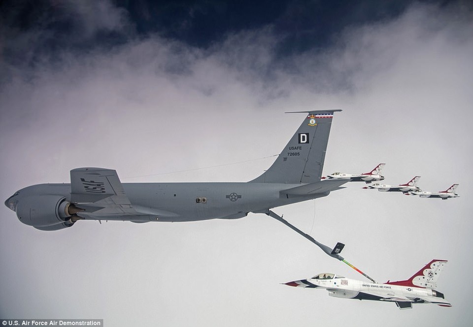 Phi đội Thunderbirds của Mỹ phô diễn trên bầu trời Anh - 5
Phi đội Thunderbirds bay sau máy bay tiếp liệu trên không Boeing KC-135 Stratotanker. (Ảnh: Không quân Mỹ)