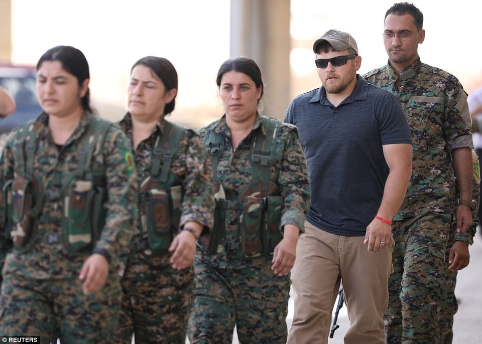 Những "bóng hồng" chống IS ở Syria - 2 “Mục tiêu khi tôi tham gia vào khóa học là để đứng lên chống lại IS, cho họ thấy là phụ nữ mạnh mẽ đến mức nào”, cô Layla Hussein, một học viên chia sẻ.