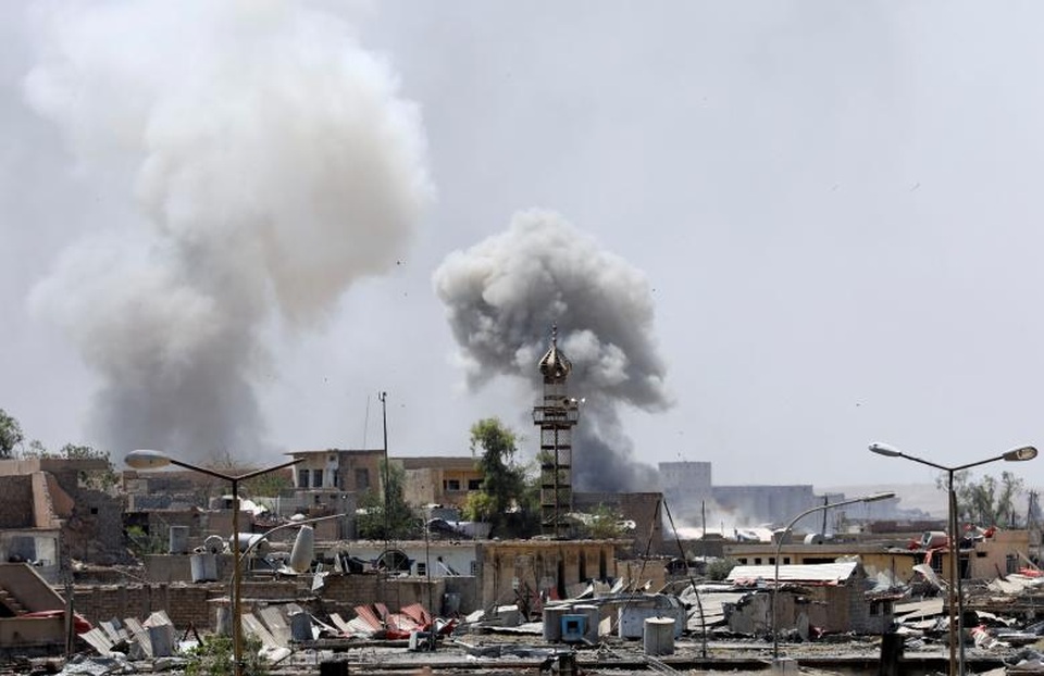 Thành phố Mosul sắp được giải phóng sau 3 năm bị IS chiếm đóng - 4
Hiện khu vực mà IS kiểm soát tại Mosul có bán kính khoảng 2km, và quân đội Iraq dự đoán sẽ đánh bại hoàn toàn IS trong vài ngày tới. Trong ảnh: Khói bốc lên từ căn cứ của IS sau khi lực lượng Iraq tấn công. (Ảnh: Reuters)