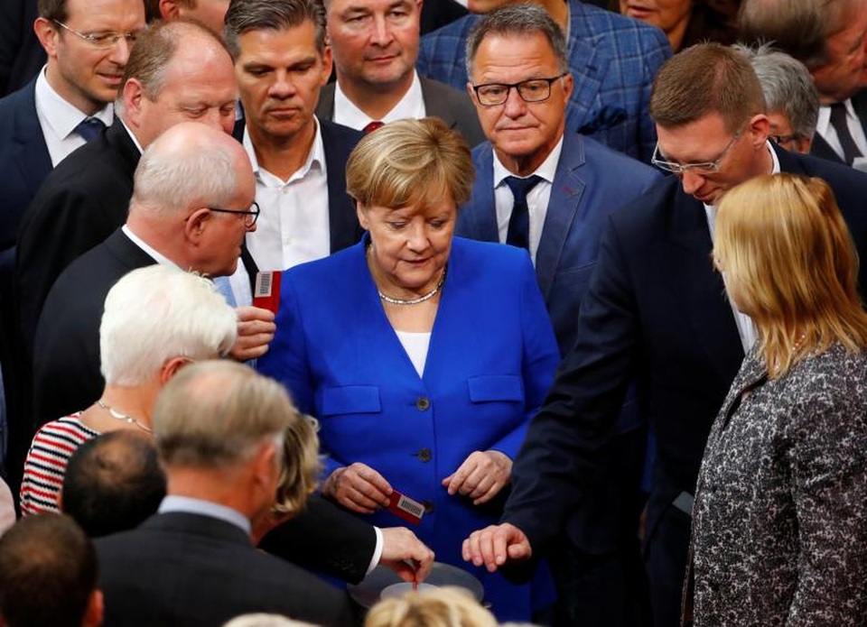 Đức "bật đèn xanh" cho hôn nhân đồng giới - 6 Thủ tướng Đức Angela Merkel là người phản đối dự luật với niềm tin rằng luật pháp Đức đã quy định hôn nhân là giữa một đàn ông và một phụ nữ. Tuy nhiên, bà cho biết quyết định của bà chỉ mang tính cá nhân và gần đây bà cũng dần tin rằng các cặp đôi đồng giới có thể nhận con nuôi. “Tôi hy vọng rằng cuộc bỏ phiếu hôm nay không chỉ khuyến khích sự tôn trọng giữa các quan điểm khác nhau trong mà còn mang lại sự gắn kết xã hội và hoà bình”, bà phát biểu. (Ảnh: Reuters)