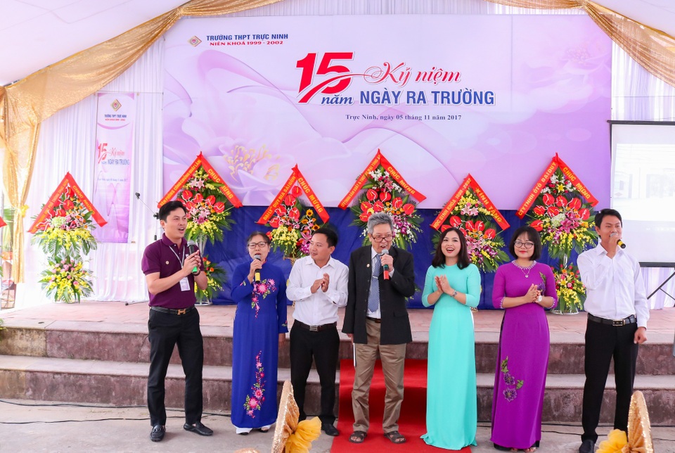 "Chúng mày ơi, về với trường, với lớp đi…" - 6
Thầy Trần Trí Phú –GV bộ môn Toán; Cô Phạm Thị Viễn – GV bộ môn Sinh cùng hát bài hát truyền thống “Mái trường bên dòng sông” trong buổi giao lưu
