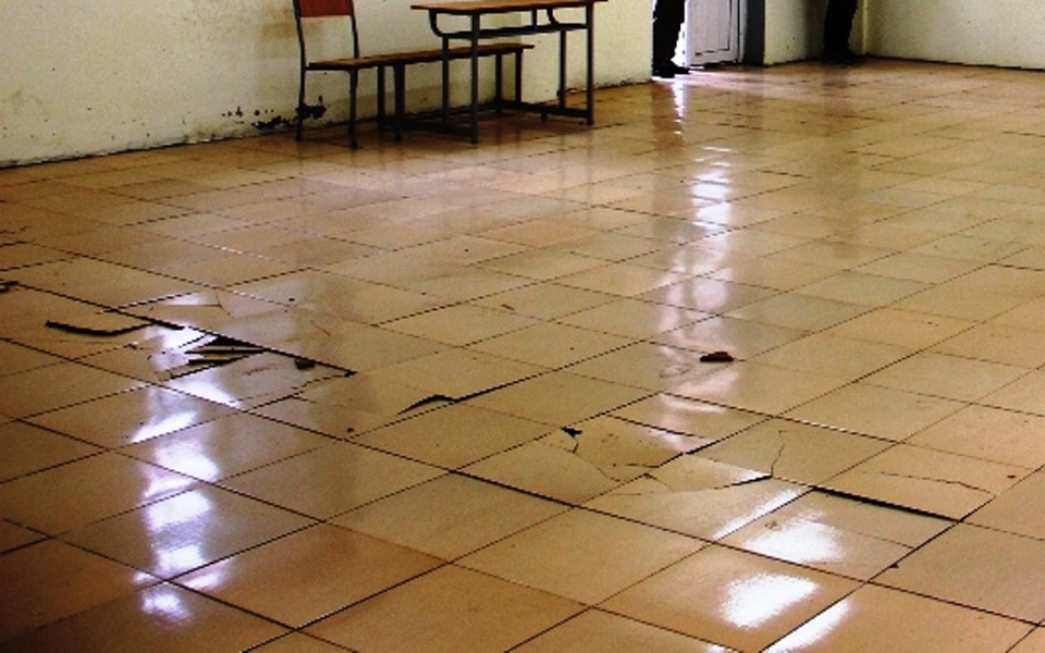 Thanh Hóa: Trung tâm dạy nghề gần 40 tỷ mới đưa vào sử dụng đã xuống cấp - 2 Phòng thực hành trống không, nền nhà bong tróc