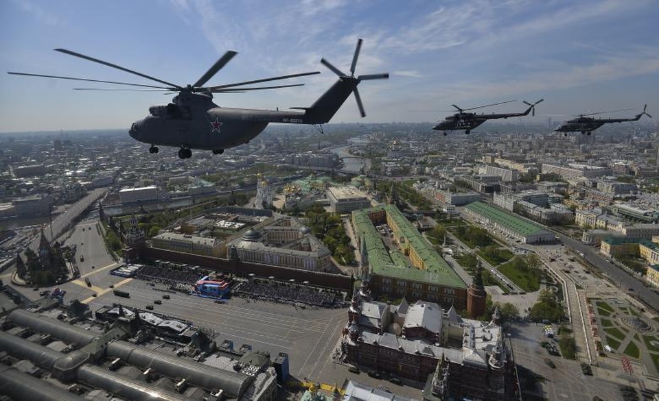 Dàn vũ khí "khủng" phô diễn sức mạnh quân đội Nga - 5 Trực thăng Nga Mil Mi-26 Halo trình diễn tại Quảng trường Đỏ năm 2015.