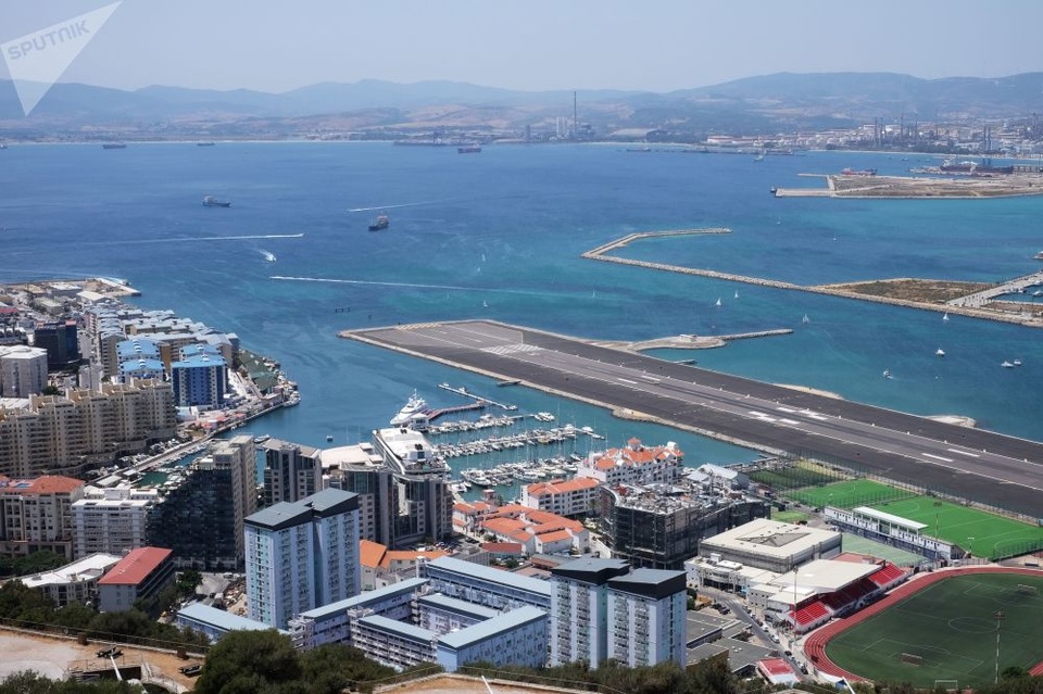 Những sân bay lạ lùng nhất thế giới - 5
Sân bay North Front tại Gibraltar được xây trên 1 bán đảo rất nhỏ chỉ rộng 6,8km2. Vì vậy, nó chỉ có 1 đường băng duy nhất cắt ngang đại lộ đông đúc Winston Churchill. Khi máy bay cất cánh và hạ cánh, giao thông trên con đường này buộc phải dừng lại. (Ảnh: Sputnik)