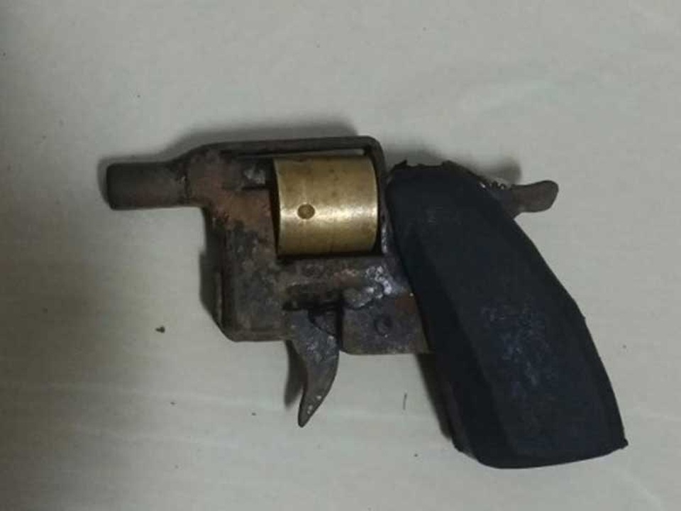 
Khẩu súng mà các bị can sử dụng trong sòng bạc. Ảnh: KL
