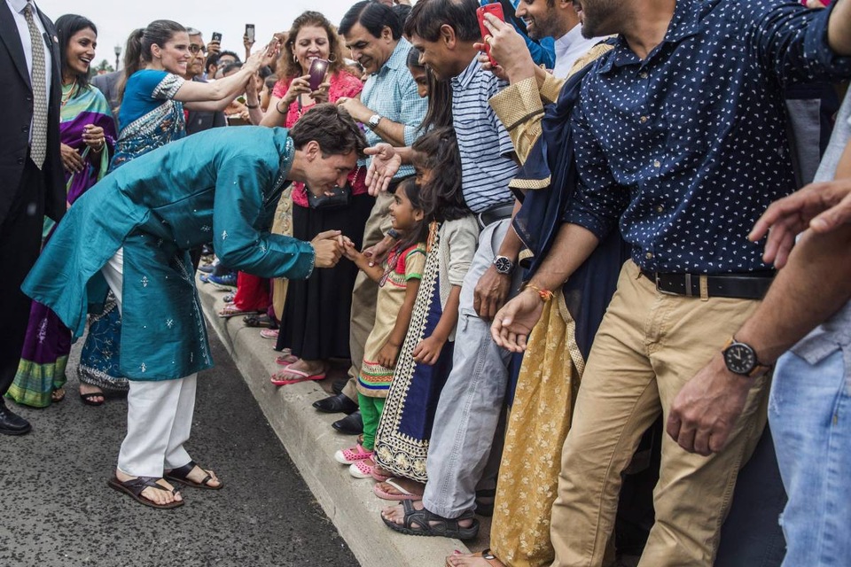 Thủ Tướng Canada mặc trang phục Ấn Độ gặp tín đồ đạo Hindu - 5
Thủ tướng Trudeau nắm tay và trò chuyện với một em nhỏ (Ảnh: Canadian Press)