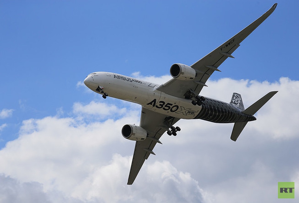 Dàn máy bay phô diễn tại triển lãm hàng không Nga MAKS-2017 - 5 Máy bay dân dụng nổi tiếng Airbus A350 trình diễn trên bầu trời nước Nga. (Ảnh: RT)