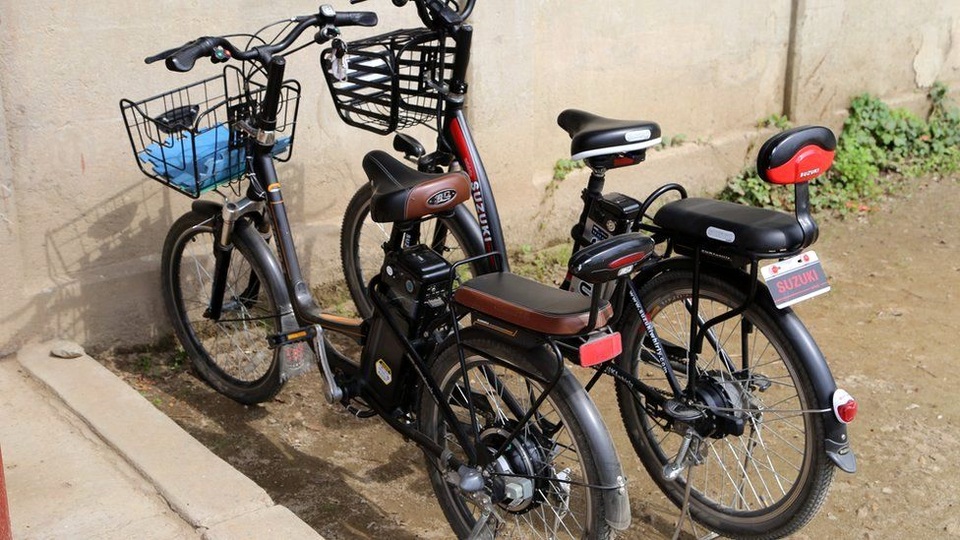 Cuộc sống thanh bình của người Triều Tiên bất chấp lệnh trừng phạt bủa vây - 5 Từ lâu, xe đạp điện được nhập từ Nhật Bản chỉ xuất hiện ở những đô thị như thủ đô Bình Nhưỡng. Tuy nhiên, ngày càng nhiều những chiếc xe loại này xuất hiện ở các thành phố nhỏ, dấu hiệu cho thấy kinh tế ở những khu vực này dường như đang dần khởi sắc.