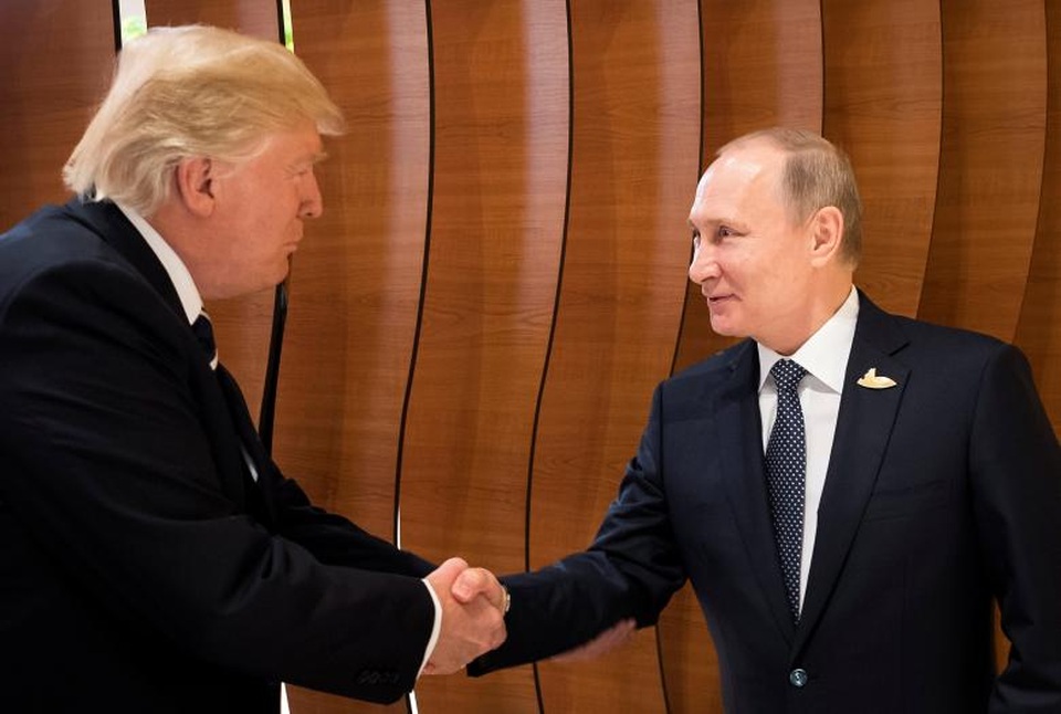 6 tháng đầu tiên đầy "sóng gió" của Tổng thống Trump tại Nhà Trắng - 16 Tổng thống Trump và ông Putin lần đầu gặp mặt tại Hội nghị Thượng Đỉnh G20 tổ chức tại thành phố Hamburg, Đức vào ngày 7/7/2017. (Ảnh: Reuters)
